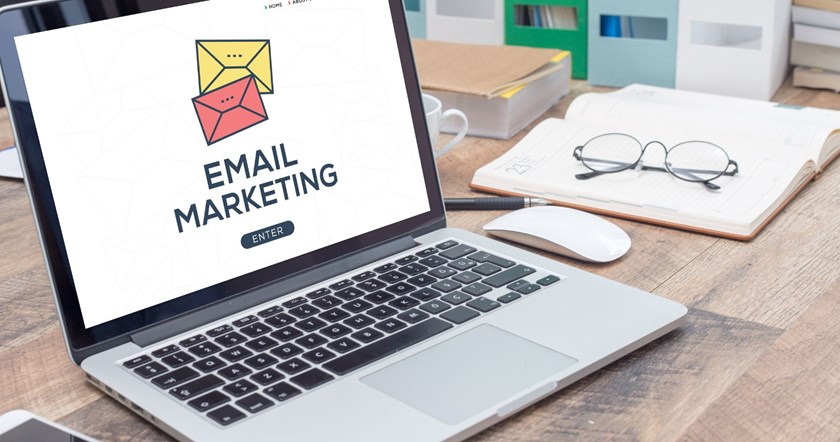 E-mail marketing - grafika do artykułu o zaletach